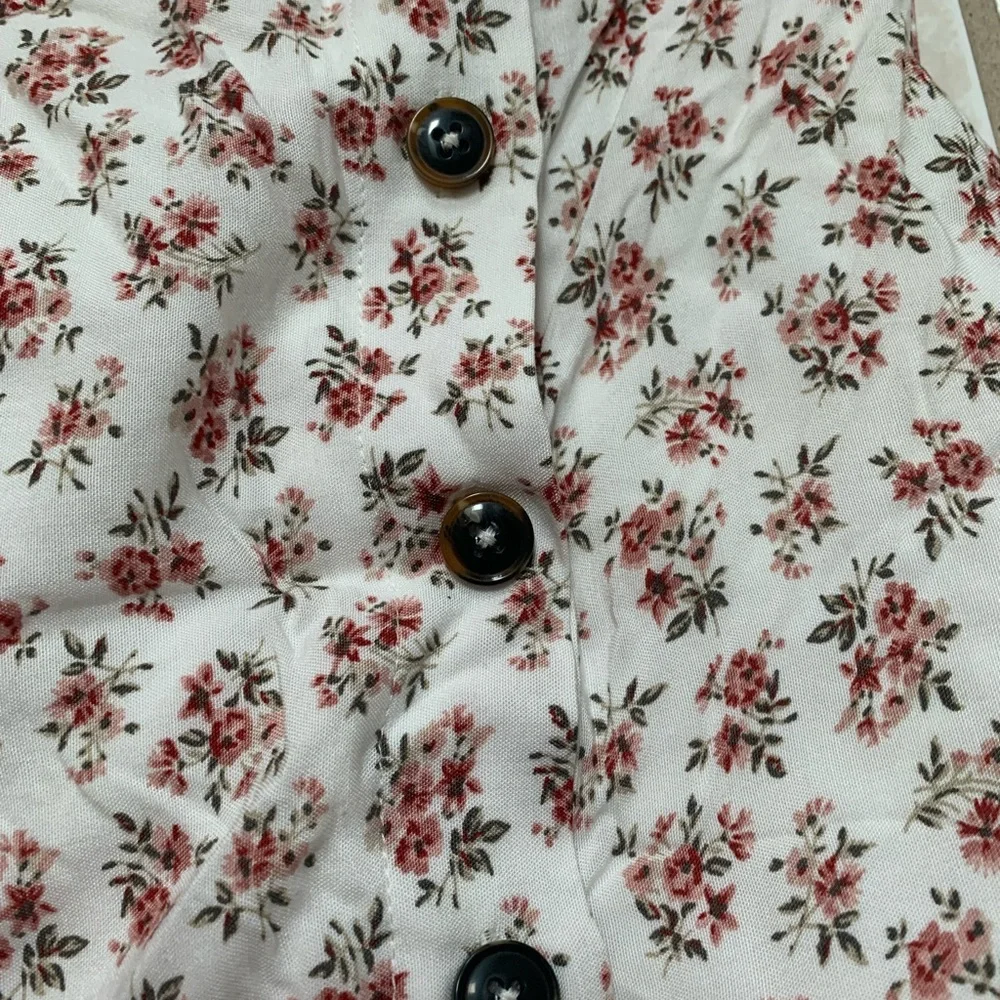 hollister size xs: floral white skirt with buttons - Picture 3 of 5
